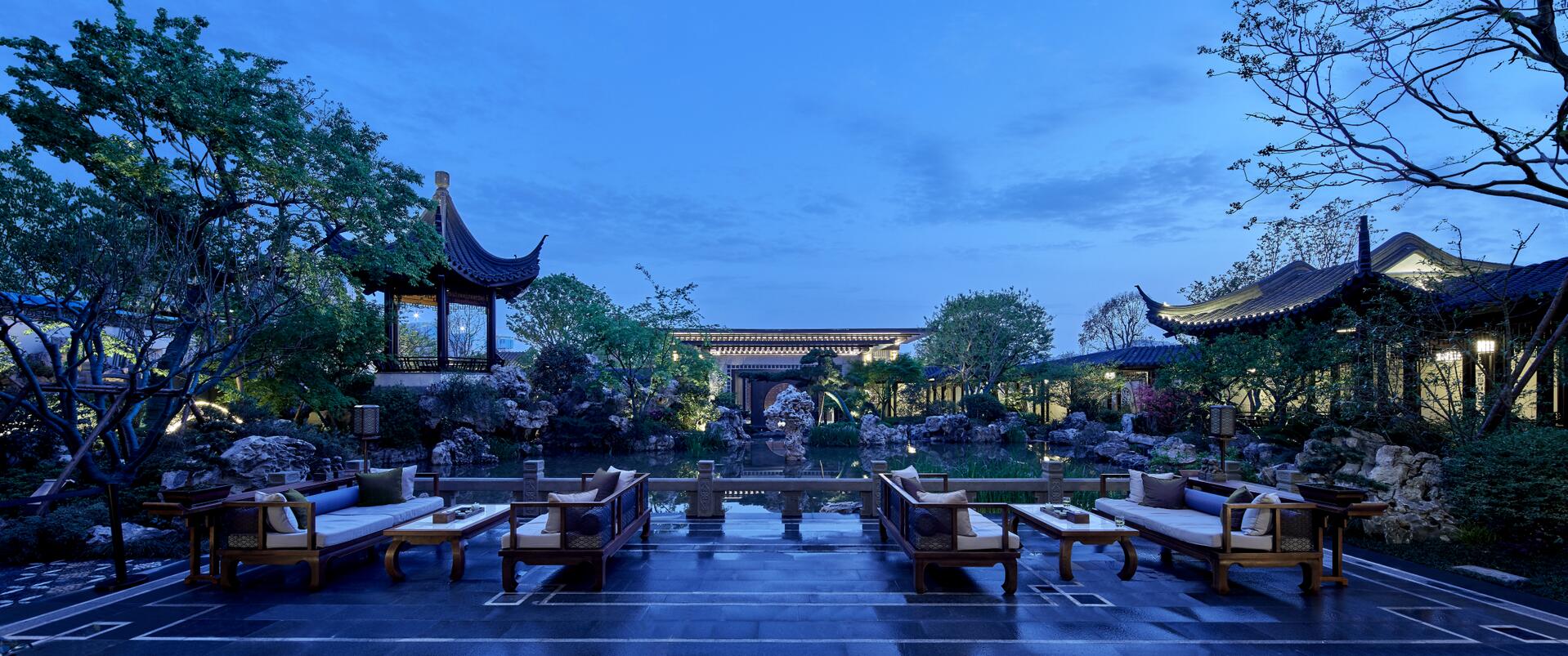 建发央著