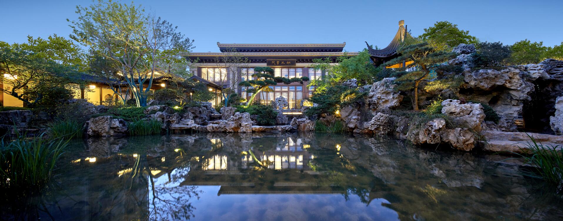 建发央著