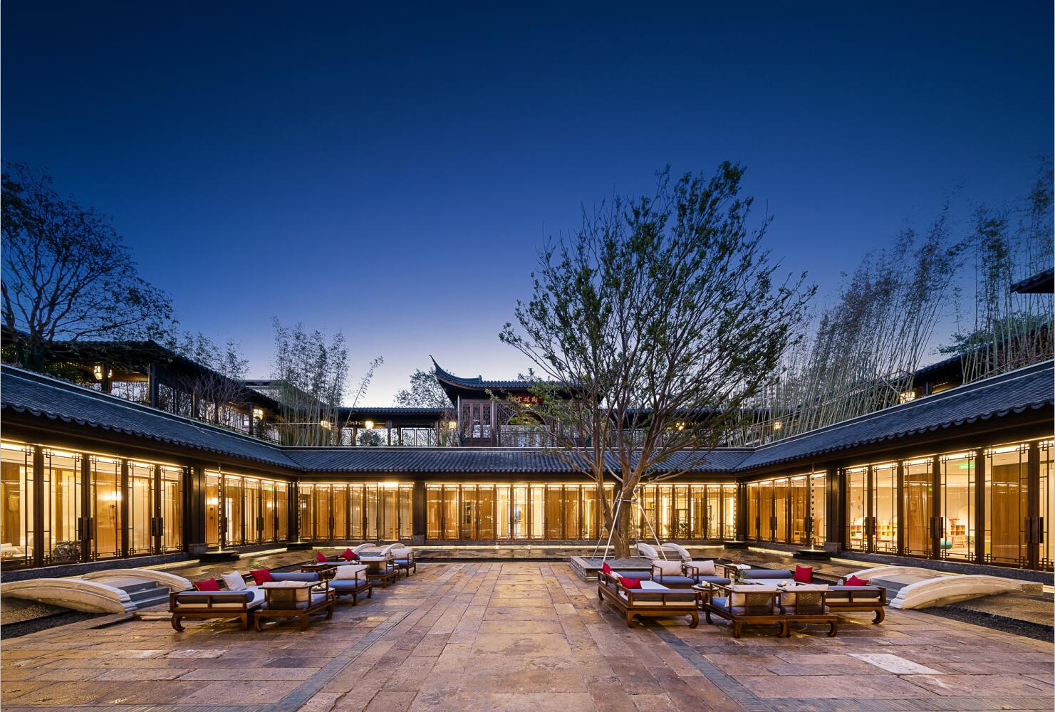 建发央著