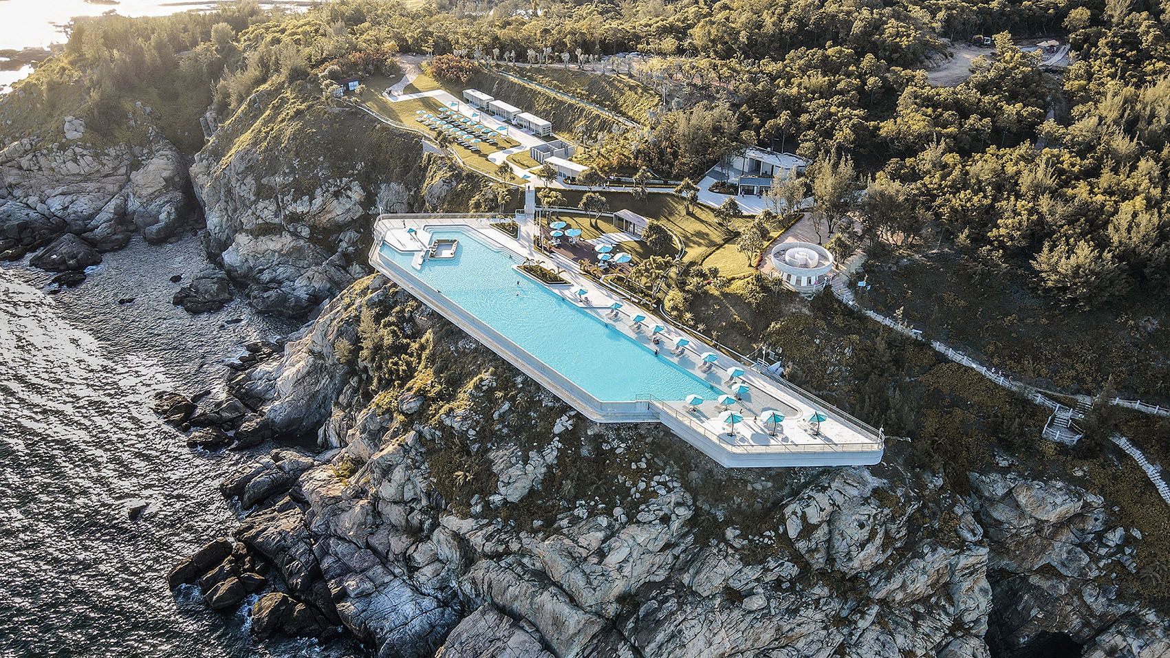 保利顺峰北洛秘境悬崖泳池
