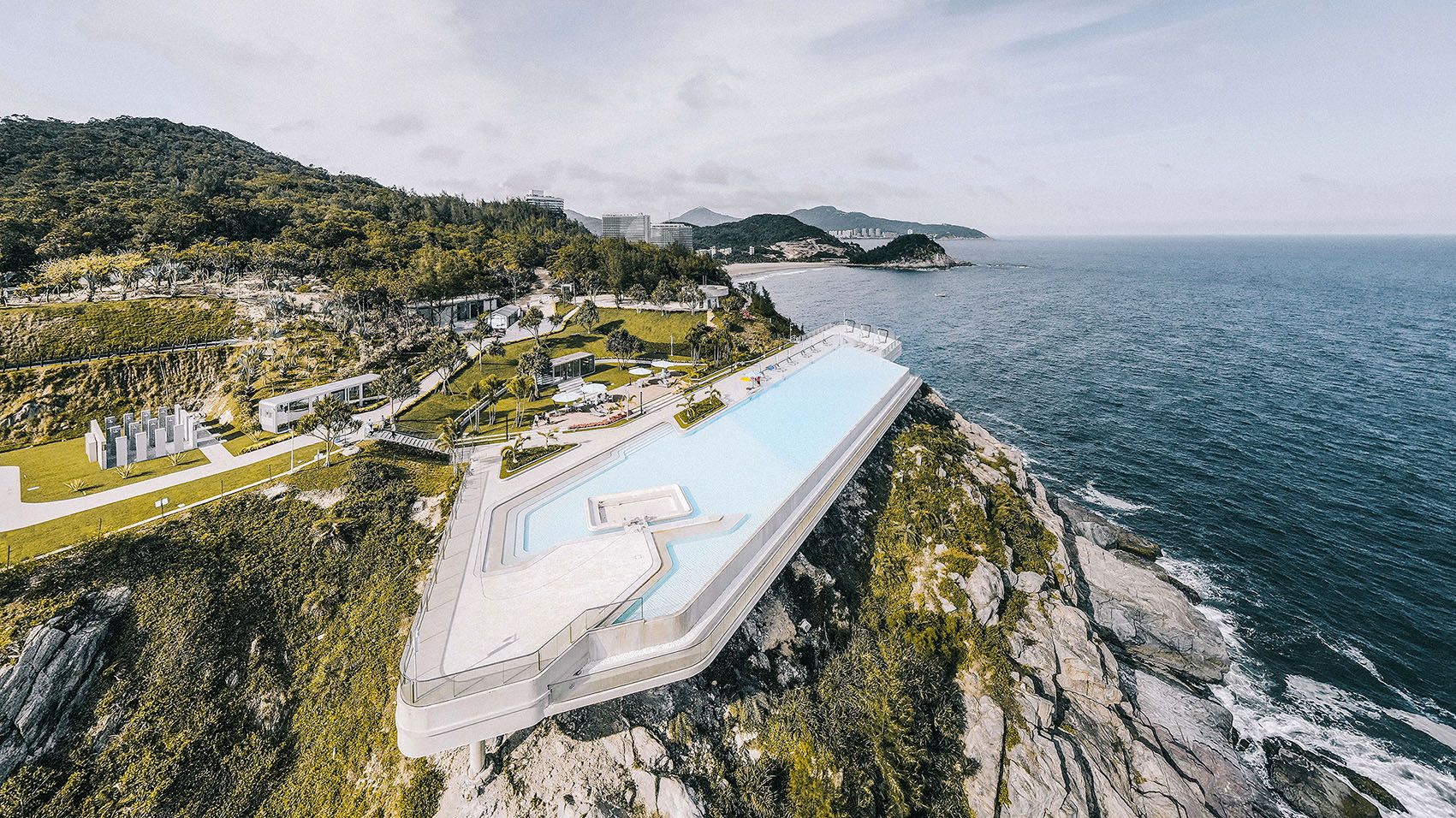 保利顺峰北洛秘境悬崖泳池