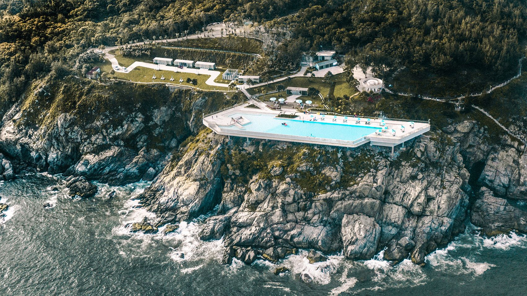 保利顺峰北洛秘境悬崖泳池