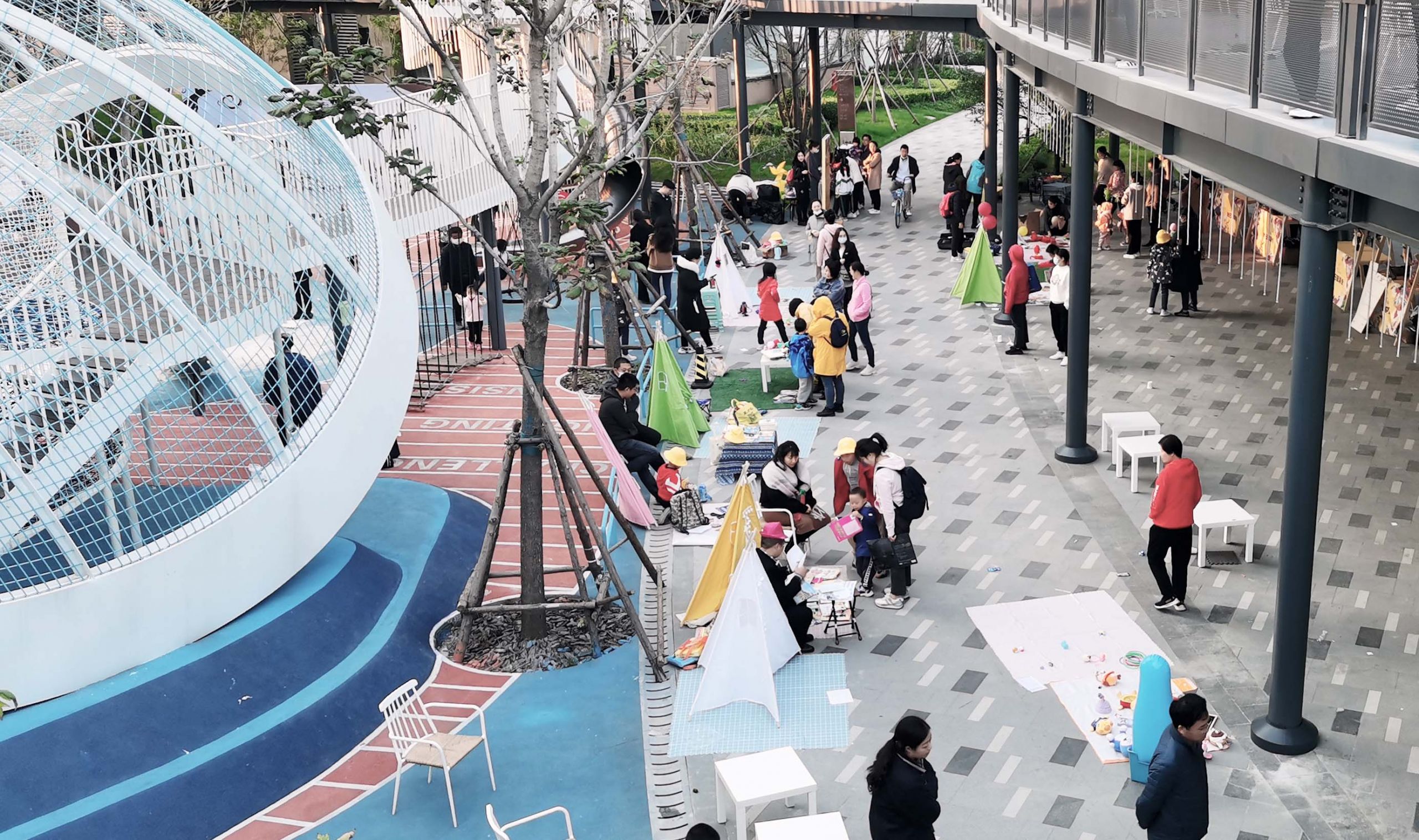 社区天桥旁的淡蓝金鱼——稚趣园儿娱场地设计及建造