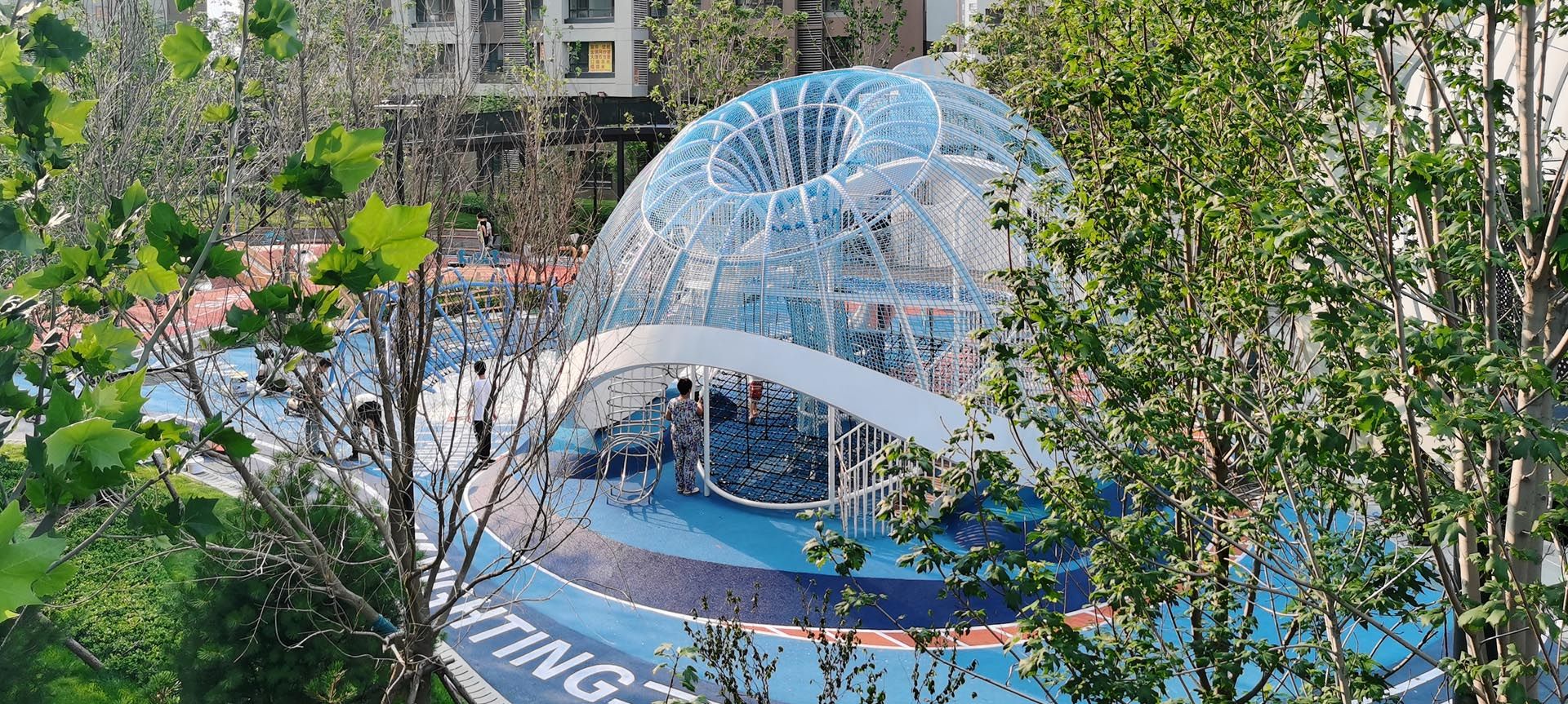 社区天桥旁的淡蓝金鱼——稚趣园儿娱场地设计及建造