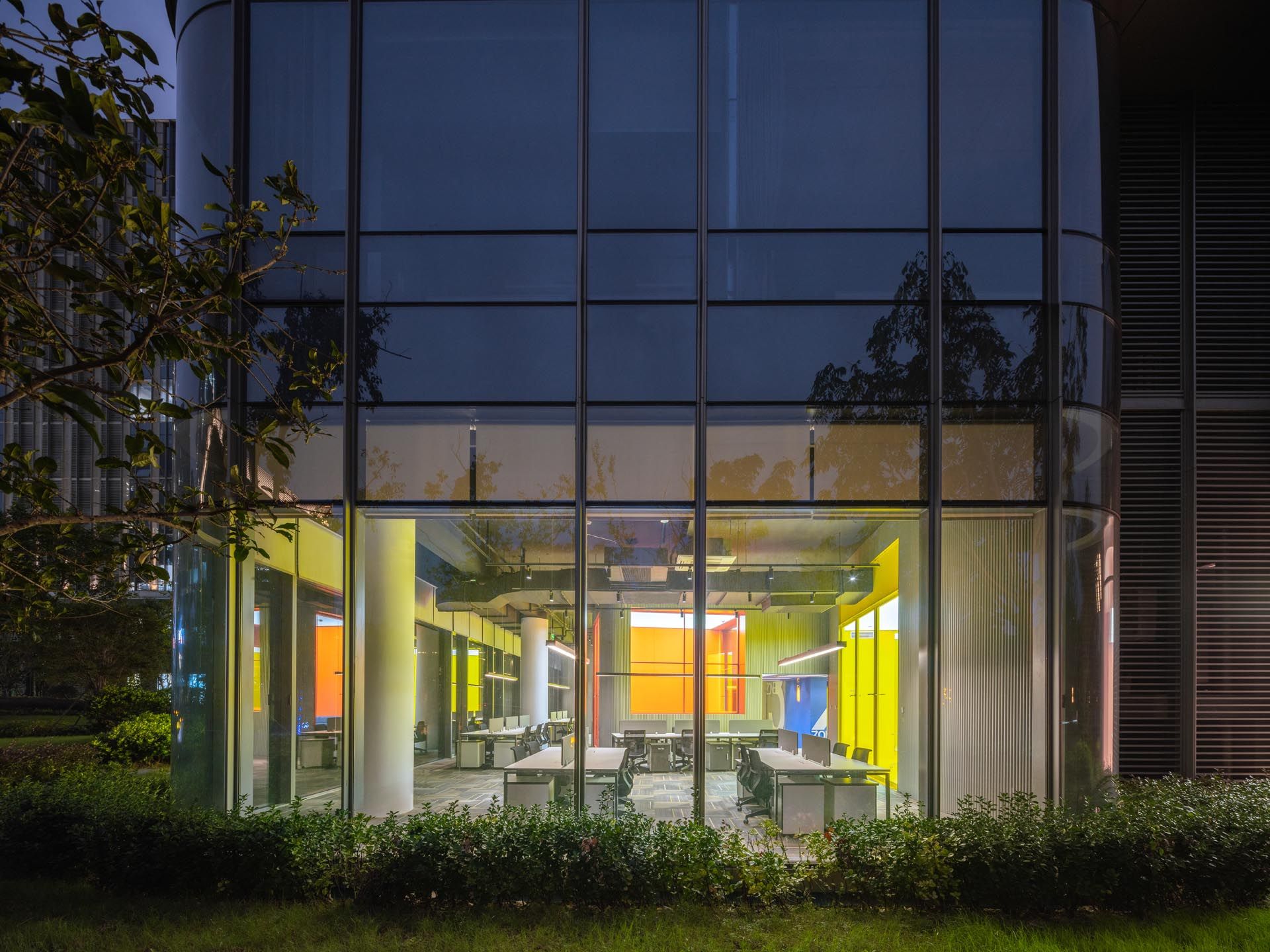 空间感知的剧场——莫比斯加速器众创办公空间/ 植田建筑·不建建筑 MOBIUS ——Design by: Ray&amp;amp;Emilio studio