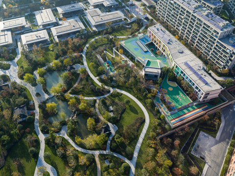 天空之城：杨柳郡社区小学与幼儿园