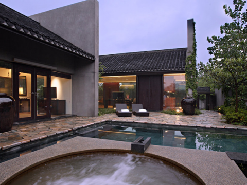 蓝花谷45°温泉小镇体验区